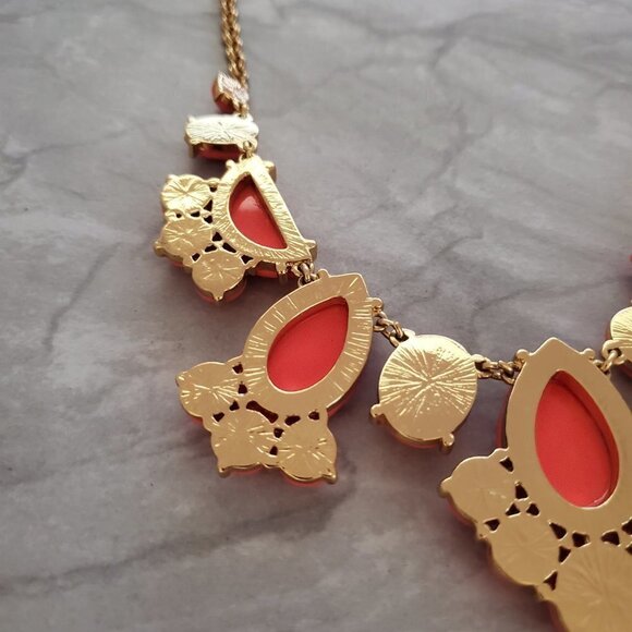 ✨ Kate Spade Day Tripper Coral Resin Rhinestones Statement Necklace ✨ - Picture 13 of 15
